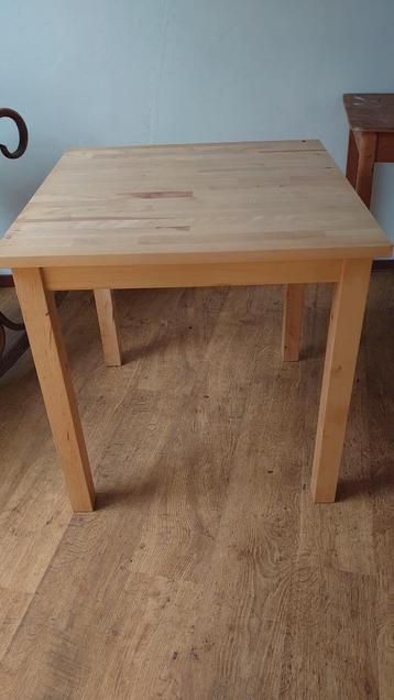 Vierkanten houten tafel, ideaal voor studentenkamer beschikbaar voor biedingen