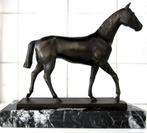 GESIGNEERD==c a 1920/30===staand paard===bronzen beeld==, Ophalen of Verzenden, Brons