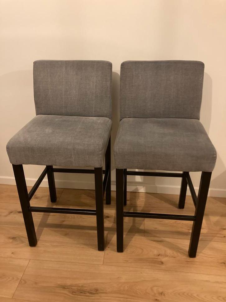 Twee nette barkrukken, Huis en Inrichting, Barkrukken, Gebruikt, Hout, 2 krukken, Met voetsteun, Ophalen