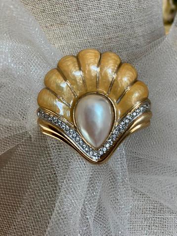Vintage costume jewely broche met parel beschikbaar voor biedingen