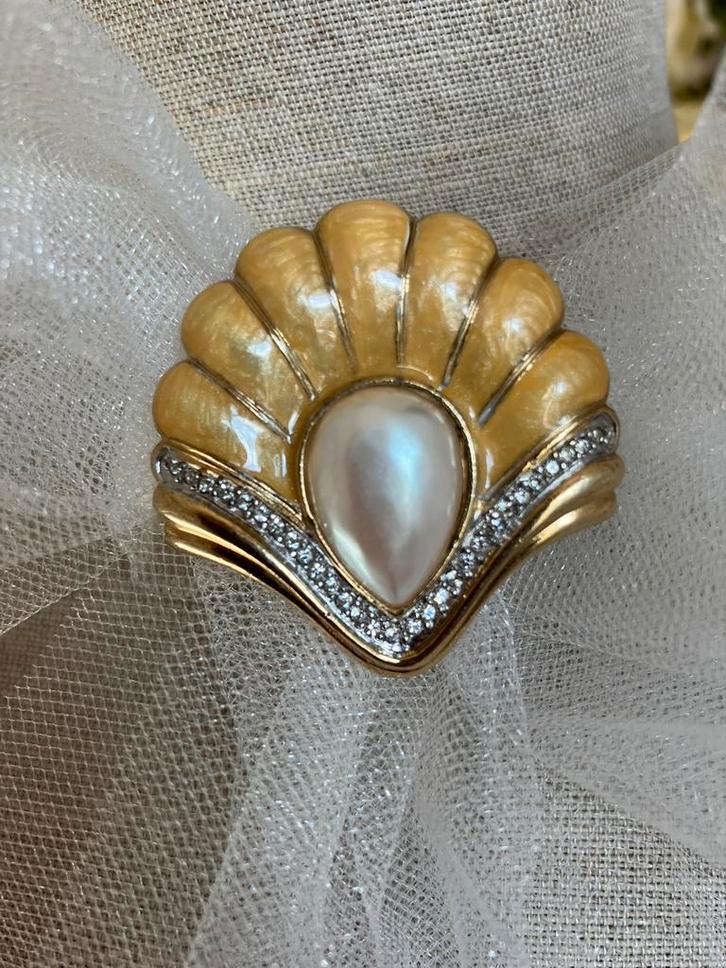 Vintage costume jewely broche met parel, Sieraden, Tassen en Uiterlijk, Broches, Zo goed als nieuw, Overige materialen, Goud, Met parel