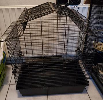 ruime vogelkooi te koop beschikbaar voor biedingen