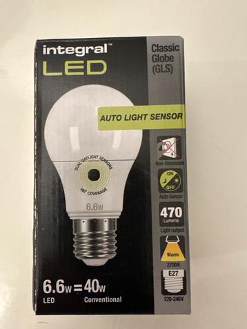 Integral LED lamp E27 met lichtsensor beschikbaar voor biedingen