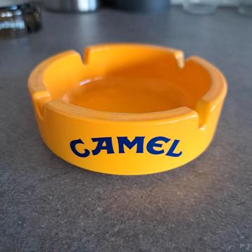 Vintage gele porseleinen camel asbak. beschikbaar voor biedingen