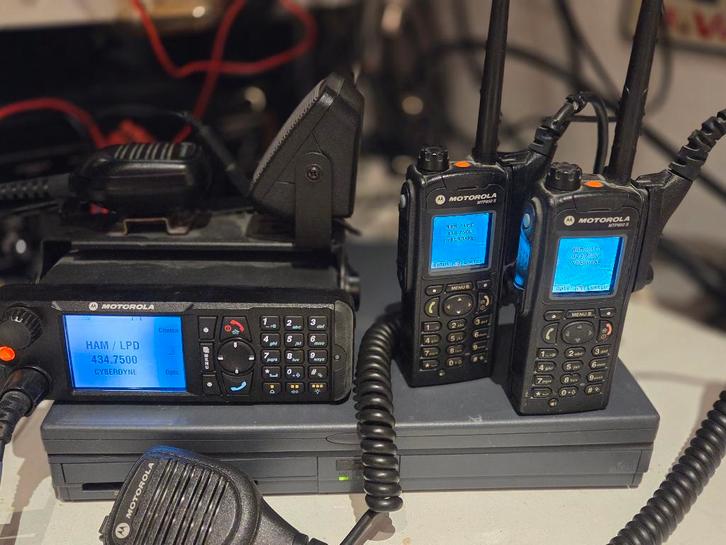 Motorola Tetra (mobi + 2x porto), Telecommunicatie, Zenders en Ontvangers, Zo goed als nieuw, Zender en Ontvanger, Ophalen of Verzenden