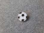 1 mooie pin van een voetbal te koop, Verzamelen, Speldjes, Pins en Buttons, Ophalen of Verzenden, Nieuw, Sport, Speldje of Pin