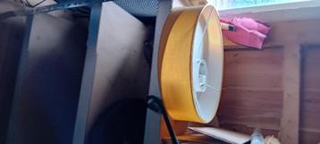 Gele lamp beschikbaar voor biedingen