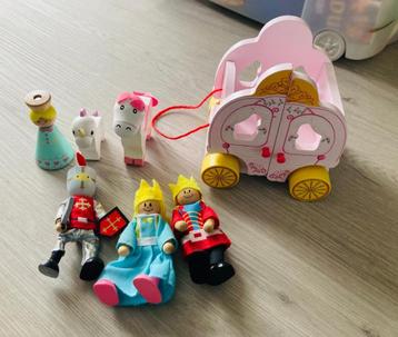 Houten Sprookjesfiguren voor poppenhuis of kasteel beschikbaar voor biedingen