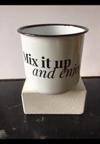Wit emaille mok met tekst in zwart en wit Mix it up & enjoy!, Verzenden