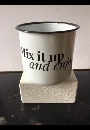 Wit emaille mok met tekst in zwart en wit Mix it up & enjoy! beschikbaar voor biedingen