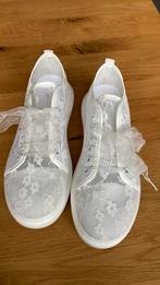 Witte kanten gympen - trouwen, Kleding | Dames, Schoenen, Wit, Ophalen of Verzenden, Sneakers of Gympen, Zo goed als nieuw