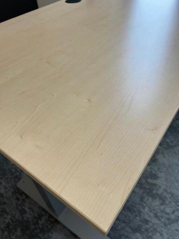 Kinnarps Zit-sta bureau met BachMann stopcontact, 6 stuks - afbeelding 4