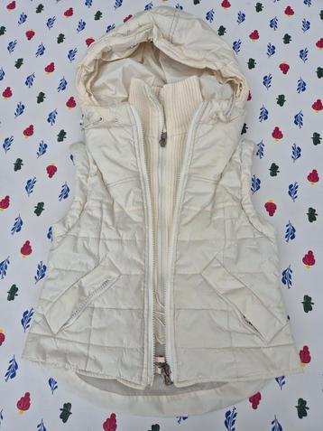 Mooie witte bodywarmer met capuchon beschikbaar voor biedingen