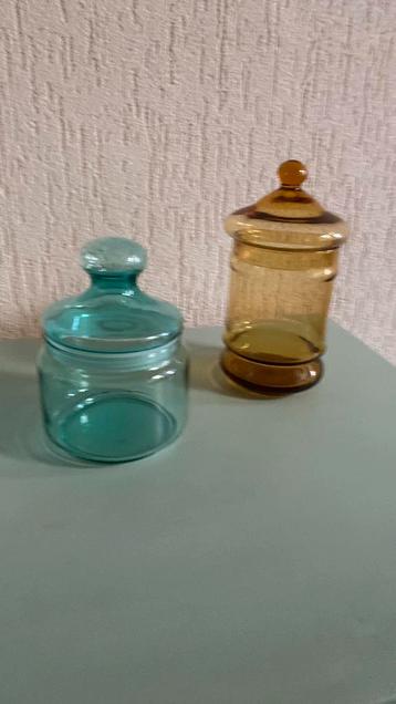 Glazen sierpotten beschikbaar voor biedingen