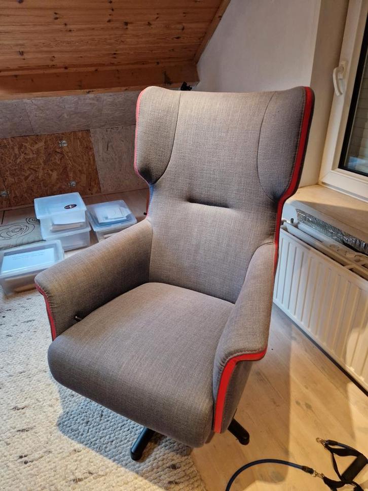Prominent Relaxfauteuil - Grijs met Rode Accent, Huis en Inrichting, Fauteuils, Zo goed als nieuw, Metaal, Stof, 75 tot 100 cm