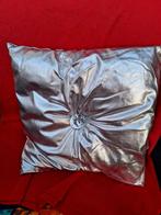 Zilverkleurig Kussen met Swarovski Knoop - 45x45, Ophalen of Verzenden, Gebruikt, Grijs, Vierkant