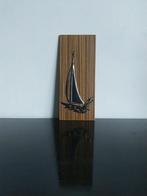 Vintage prent: zeilboot op fineer hout  26 cm lengte x 11 cm, Gebruikt, Ophalen of Verzenden