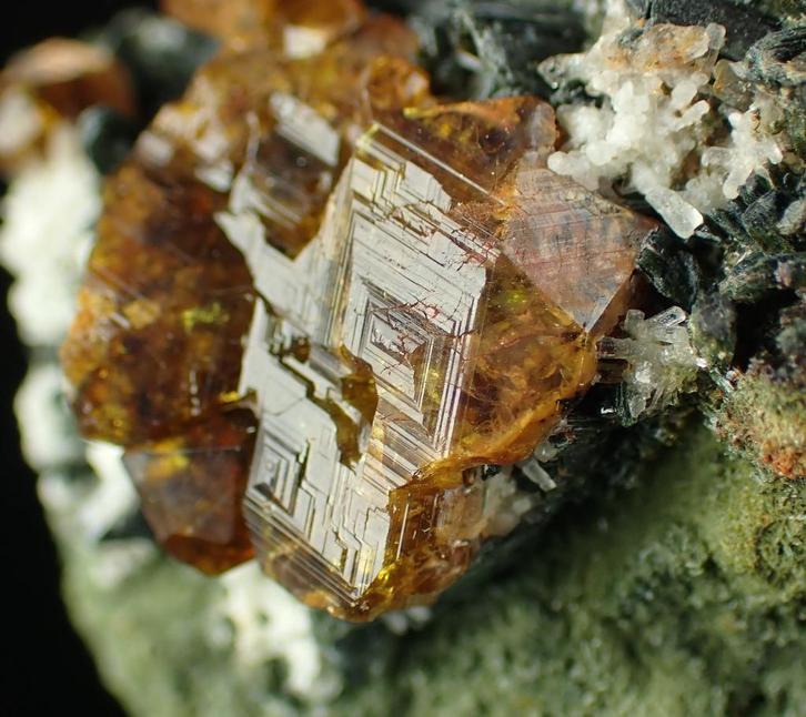 Geëtste Andradiet granaat op matrix 43x36 mm 49 Gr., Verzamelen, Mineralen en Fossielen, Mineraal, Verzenden