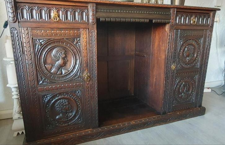 Unieke bewerkte kast, Antiek en Kunst, Antiek | Meubels | Kasten, Ophalen of Verzenden
