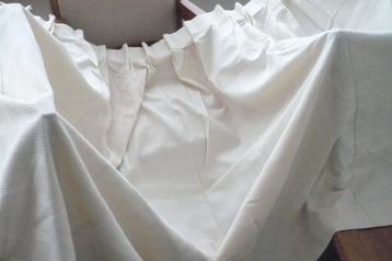 te koop  een beige gordijn  lengte 104 cm  breedte 405 cm beschikbaar voor biedingen