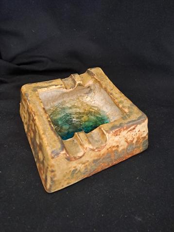 Vintage studio pottery Ashtray with glass inlay interior. 15 beschikbaar voor biedingen
