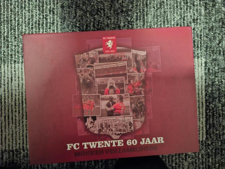 FC Twente 60 jaar mokken verzameldoos ( Nieuw ), Verzamelen, Sportartikelen en Voetbal, Nieuw, Overige typen, F.C. Twente, Verzenden
