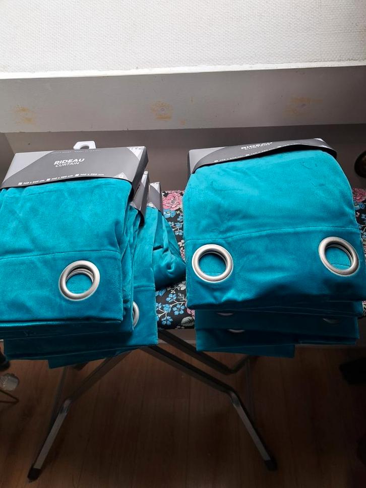 Turquoise velvet velours gordijnen
140 breed x 240 hoog
5 st, Huis en Inrichting, Stoffering | Gordijnen en Lamellen, Nieuw, 200 cm of meer