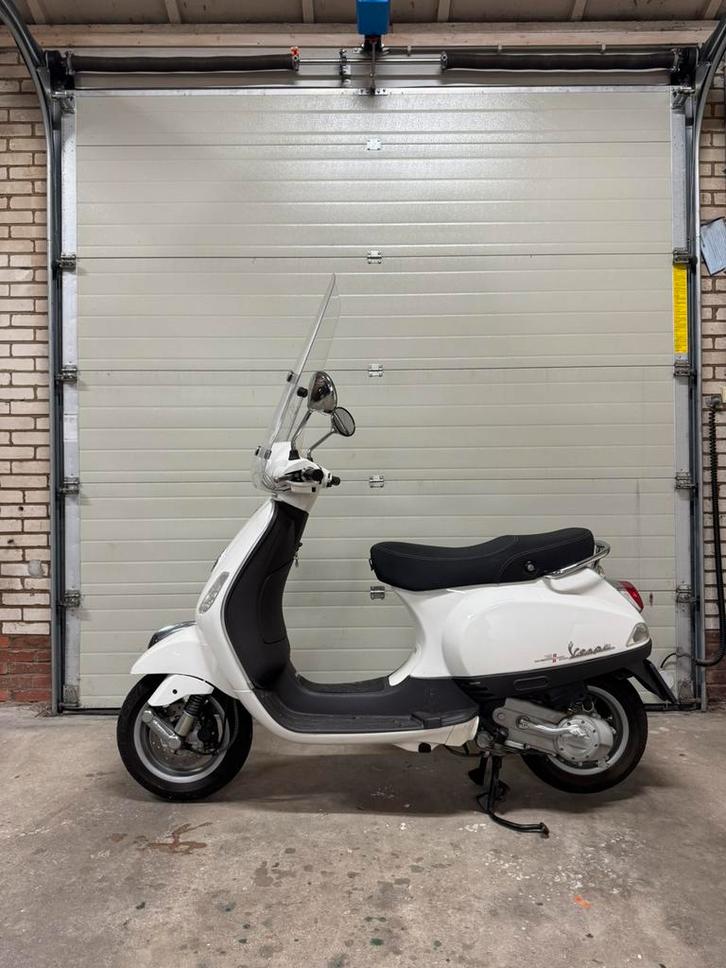 Zeer nette witte Vespa C38 Lx50 4T (zie foto’s), Fietsen en Brommers, Snorfietsen en Snorscooters, Gebruikt, Vespa, Benzine, Ophalen