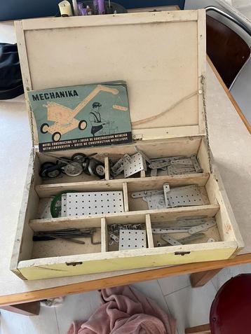 Houten kist met vintage mechanika (meccano) beschikbaar voor biedingen