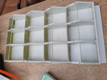 Stevig opbergsysteem van hout met plexiglas beschikbaar voor biedingen