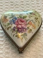 Limoges France, porseleinen pillendoosje ‘Hartvorm’, Antiek en Kunst, Ophalen of Verzenden