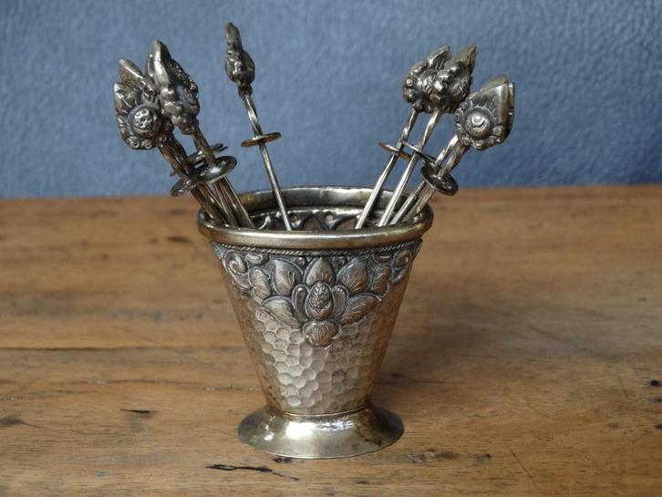 Djokja gehamerd zilveren bekertje met 12 prikkers, BWZG, Antiek en Kunst, Antiek | Goud en Zilver, Zilver, Verzenden