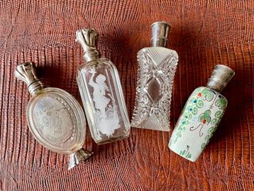Verzameling antieke parfumflesjes met zilveren op, 4 stuks. beschikbaar voor biedingen
