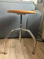 Oostwoud verstelbare kruk, Ophalen, Zo goed als nieuw, Hout