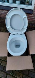 Hangtoilet kleur pergamon met softclose zitting., Ophalen, Toilet