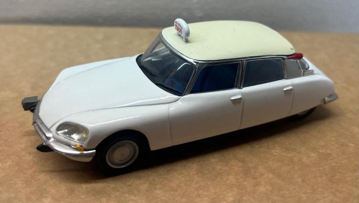 1:43 Universal Hobbies , Citroën ID 19 Taxi 1968, Hobby en Vrije tijd, Modelauto's | 1:43, Zo goed als nieuw, Auto, Universal Hobbies
