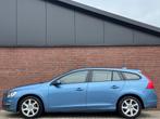 Volvo V60 1.6 T3 Kinetic | NL-AUTO! | 1E EIG! | DEALER OH!, Auto's, Voorwielaandrijving, 4 cilinders, 150 pk, Blauw