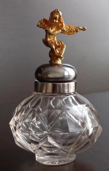 Antieke kristallen parfumfles met zilveren montuur en vergul beschikbaar voor biedingen