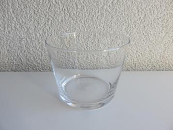 Glazen bloempotje diameter 13 cm, hoogte 10 cm beschikbaar voor biedingen