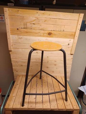 Vintage kruk. beschikbaar voor biedingen