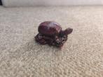 Chinese rode hars geluk schildpad beeldje 5 cm, Verzamelen, Beelden en Beeldjes, Verzenden, Zo goed als nieuw, Dier