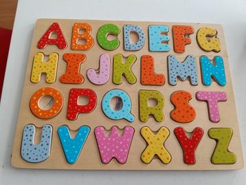 houten abc puzzel.  beschikbaar voor biedingen