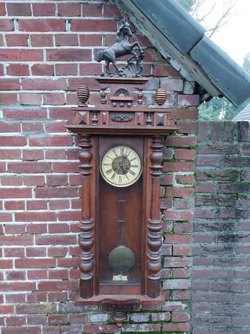 Antieke paardjesregulateur in hoge kast, groot model. beschikbaar voor biedingen