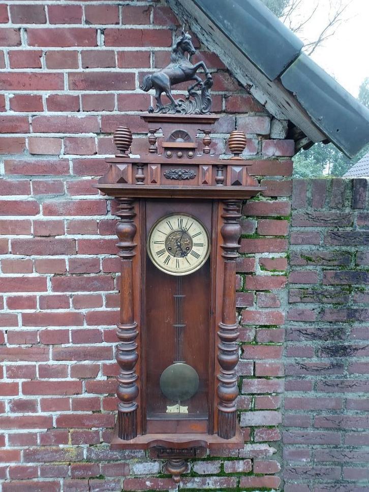 Antieke paardjesregulateur in hoge kast, groot model., Antiek en Kunst, Antiek | Klokken, Ophalen