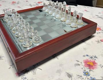 Schaken/shess hout en glas beschikbaar voor biedingen