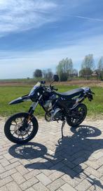 Derbi Senda DRD SM 50 X-Treme 2020, Fietsen en Brommers, Brommers | Derbi, Ophalen, 6 versnellingen, Maximaal 45 km/u, Zo goed als nieuw