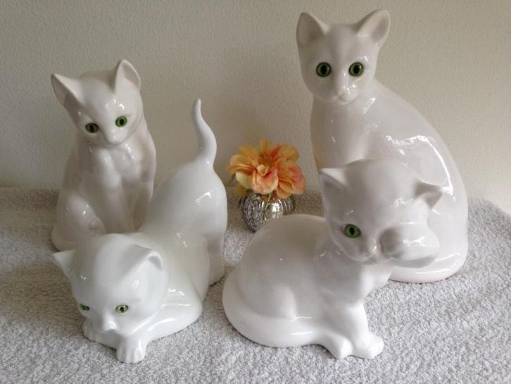 🐱4 Vintage DELFTS WIT POEZEN/KATTEN Beeldjes/Beelden., Verzamelen, Beelden en Beeldjes, Zo goed als nieuw, Dier, Ophalen of Verzenden