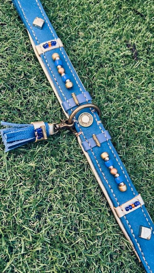 Halsband saffier blauw leer, goud nappa voering 40-50 cm, Dieren en Toebehoren, Hondenhalsbanden en Penningen, Nieuw, Handgemaakt