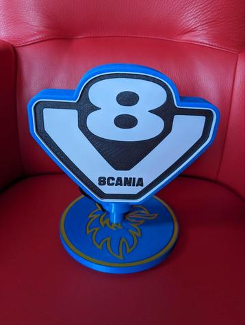 Scania V8 logo, op een voet....met verlichting. beschikbaar voor biedingen