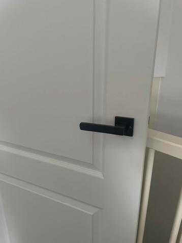 1x Witte binnendeur met zwart handvat – zo goed als nieuw! beschikbaar voor biedingen